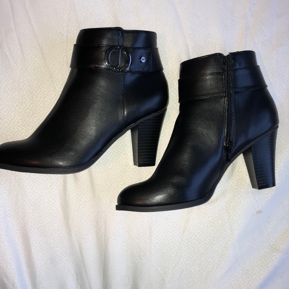 New without tags JNY SIGNATURE BOOTIES